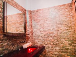 bagno con lavandino rosso e muro di mattoni di Ban Tai Resort a Baan Tai Altre 44 foto