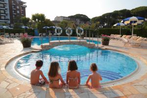 Bazén v ubytování Grand Hotel Gallia nebo v jeho okolí