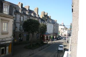 vista su una strada della città con edifici e un albero di ville Pépin a Saint Malo