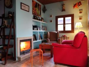 A seating area at Hotel Rural Cuartamenteru