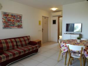 een woonkamer met een bank en een tafel bij Apartments Henc in Novigrad Istria