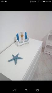 un tavolo bianco con una stella marina e una sedia di Casa Vacanza La Conchiglia a Monopoli