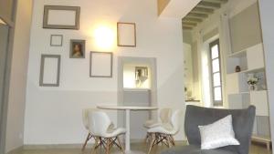 a living room with a table and chairs at Le Barrème in Arles