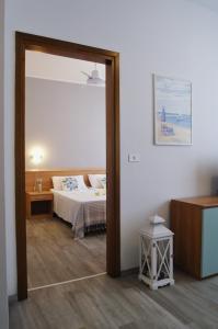 Posteľ alebo postele v izbe v ubytovaní Appartamenti Diplomatic-Residence Fronte mare-Piazza Torino-Lido di Jesolo