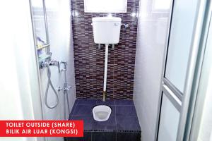 een kleine badkamer met een toilet in een stal bij branded hotel in Melaka