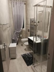 W łazience znajduje się prysznic, toaleta i umywalka. w obiekcie Appartamento Porzione di villa "il cappello d'oro" w mieście Chiavari