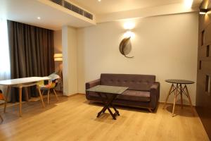 Ein Sitzbereich in der Unterkunft Native INN By Heda Hospitality