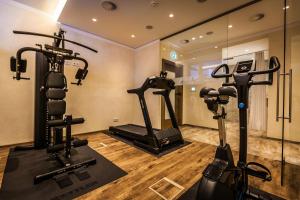 un gimnasio con dos máquinas de correr y una cinta de correr en Aktivhotel Tuxerhof, en Zell am Ziller