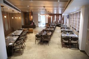 Ein Restaurant oder anderes Speiselokal in der Unterkunft Native INN By Heda Hospitality 