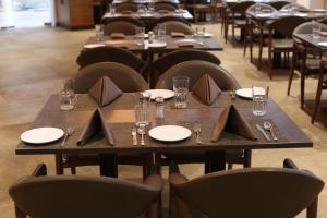 Ein Restaurant oder anderes Speiselokal in der Unterkunft Native INN By Heda Hospitality 