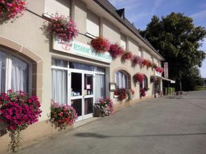 a building with flowers on the side of it at Hotel Restaurant La Grenouill&egrave;re in Vitr&eacute;