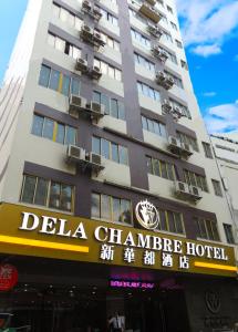 un hotel con un cartel en la parte delantera en Dela Chambre Hotel en Manila