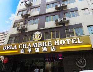 ein Gebäude mit einem Schild, das das chinesische Delta-Hotel liest in der Unterkunft Dela Chambre Hotel in Manila