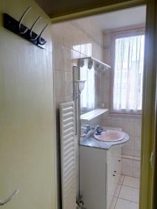 ノワジー・ル・グランにあるGreenHillのバスルーム(洗面台、鏡付)