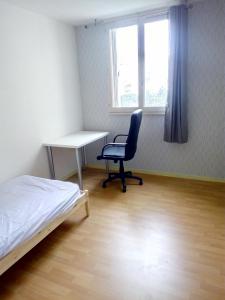 1 dormitorio con cama, escritorio y silla en GreenHill, en Noisy-le-Grand