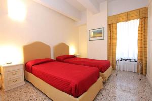 1 dormitorio con 2 camas con colchas rojas en Camilla apartment in Venice-Molino en Venecia