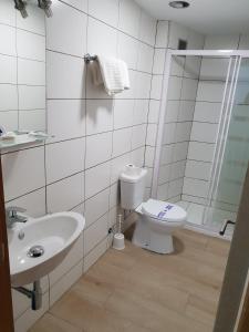 Koupelna v ubytování Complejo Turistico la Pinada