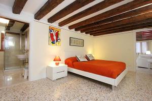 A bed or beds in a room at Alberto Apartment in Venice