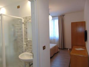 Koupelna v ubytování Albergo Rossana + 37 fotografií