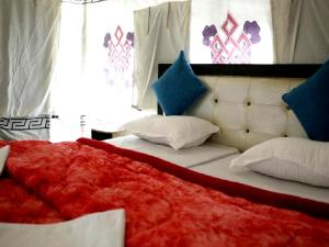 レーにあるNubra Leisure Campのベッドルーム1室(ベッド2台、赤毛布付)