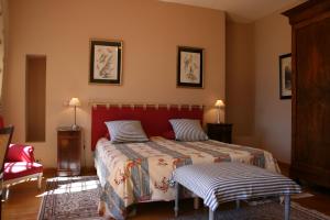 1 dormitorio con 1 cama con cabecero rojo en Château de La Grèze, en Beaulieu-sur-Dordogne