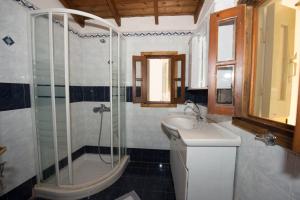 Imagen de la galería de Kaitoula Apartment Up, en Symi
