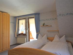 シュマレンベルクにあるLovely Apartment in Oberkirchen near Golfing and Horse Ridingのベッドルーム1室(白いシーツ付きのベッド1台、窓付)