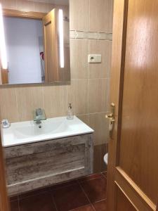 アレーナス・デ・サン・ペドロにあるApartamentos Las Ferreriasのバスルーム(洗面台、鏡、トイレ付)