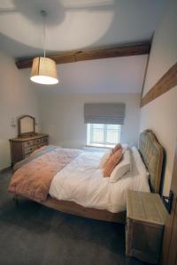 Un pat sau paturi într-o cameră la Honeysuckle Cottage, Drift House Holiday Cottages +7 fotografii