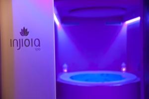 - une salle de bains avec baignoire dans une chambre violette dans l'établissement Agriturismo Il Granaio Hotel & SPA, à Modica