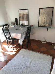 comedor con mesa blanca y sillas en Appartamento Via Saleggi 10, en Ascona