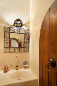 La salle de bains est pourvue d'un lavabo et d'un miroir. dans l'établissement Dar KamalChaoui, à Bhalil