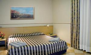 Un dormitorio con una cama con dos taburetes encima. en Albergo Ristorante Alle Castrette, en Villorba