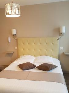 1 dormitorio con 1 cama con 2 almohadas en Hôtel Normand Yport non étoilé ambiance familiale, en Yport