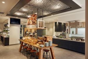 Kuchyň nebo kuchyňský kout v ubytování H4 Hotel Leipzig