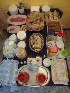 una tabella ricoperta da molti tipi di alimenti diversi di Hotel Conchiglia a Montecatini Terme
