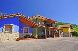 a house with a blue and yellow at El Balcón de Onís in La Robellada de Onis