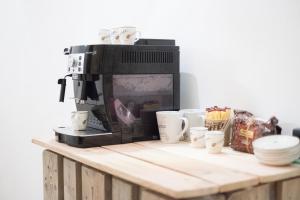 Příslušenství pro přípravu čaje a kávy v ubytování Miniapartment am Dalberg + 24 fotografií