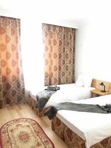 Un pat sau paturi într-o cameră la Hostel Tara