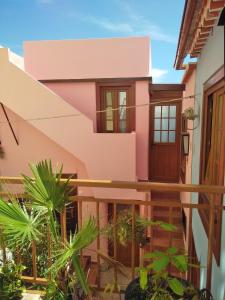 une maison rose avec des plantes devant elle dans l'établissement Casa Ines, à Santa Cruz de la Palma