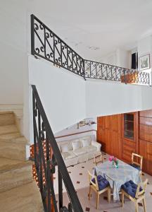 sala de estar con mesa y escalera en Casetta Arienzo, en Positano