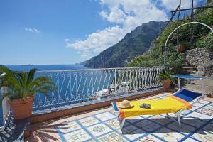 un balcón con vistas al océano en una montaña en Casetta Arienzo, en Positano