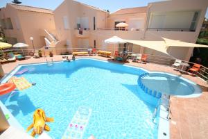 Bazén v ubytování Elma's Dream Apartments & Villas nebo v jeho okolí