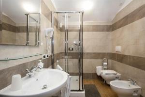 een badkamer met een wastafel en een toilet bij Agriturismo Il Falco in Velletri