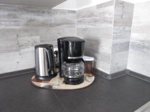 Príslušenstvo na prípravu kávy alebo čaju v ubytovaní Ferienwohnung Huber