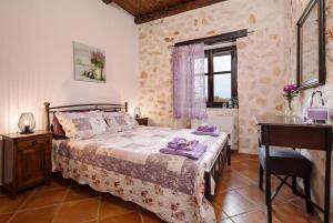una camera con letto, scrivania e finestra di Varta Village - Elea House a Kalipádhon