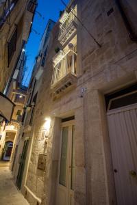 a building with a white door and a balcony at HolidayMonopoli in Monopoli
