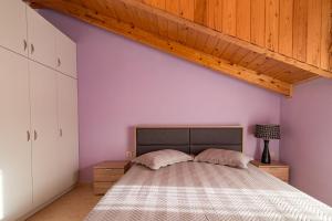 A bed or beds in a room at Mitros Apartment