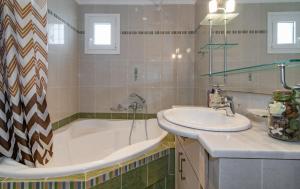 A bathroom at Mitros Apartment