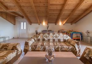 A seating area at Mitros Apartment